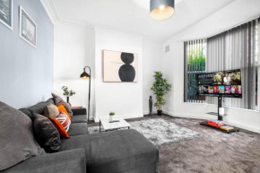 Luxury Apartment - Fast WiFi - Netflix - On Street Parking 1BR